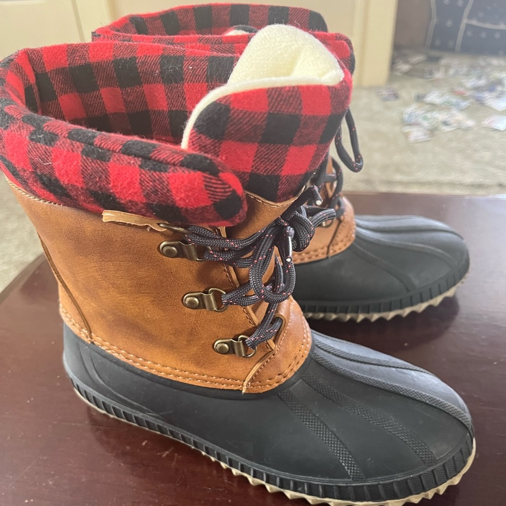 Gap Duck Boots size 3/4 red/ black plaid